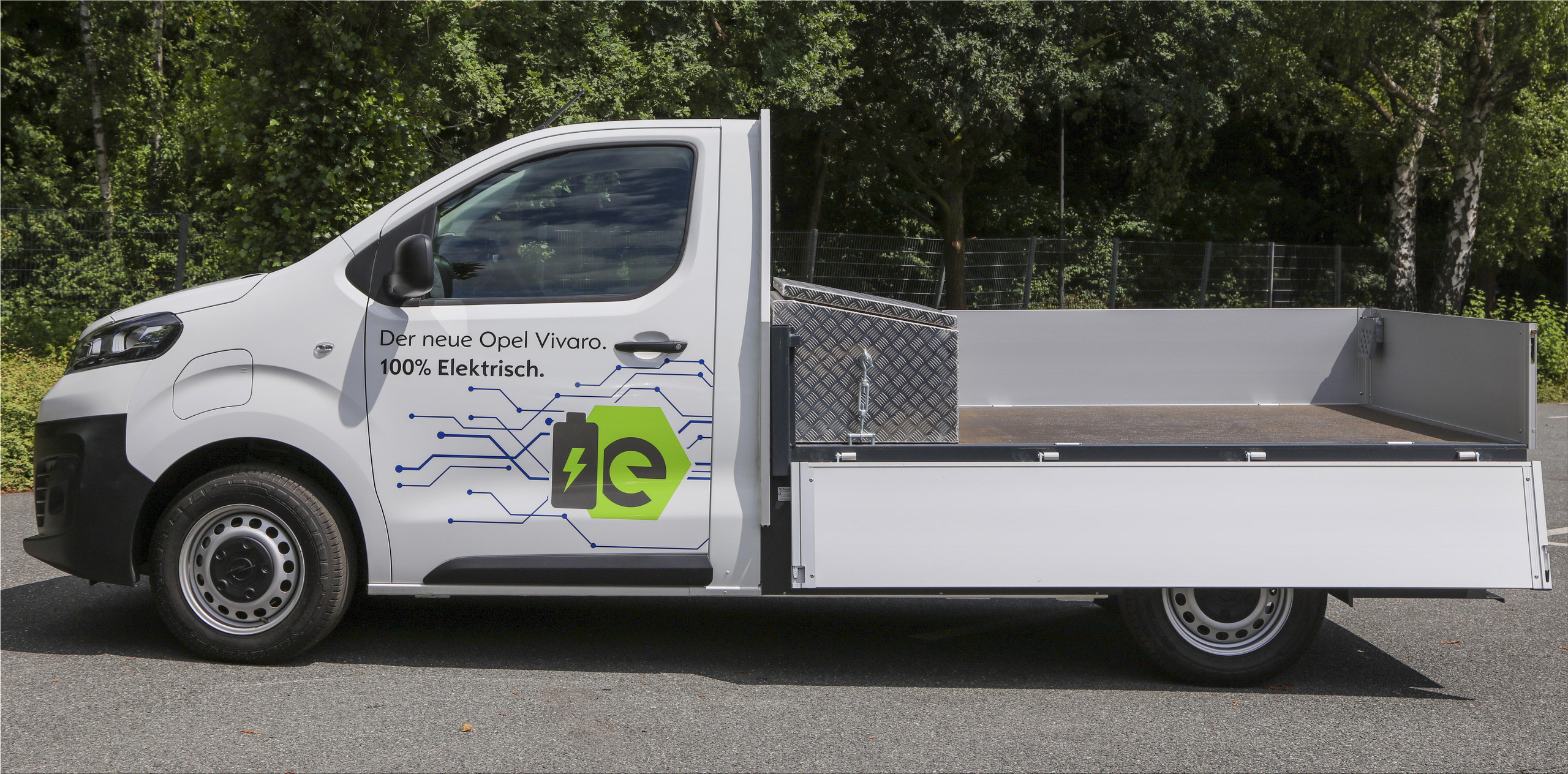 The Opel Vivaro-e electric van is now available as a flatbed van